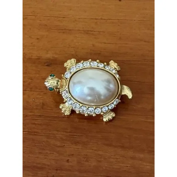 Vintage Faux Pearl Turtle Brooch Gold Tone Rhinestone Shell Green Crystal Eyes - Picture 2 of 8